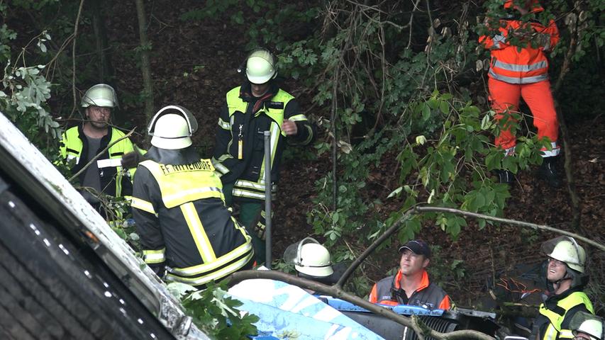 Lkw stürzt Böschung hinab: Tödlicher Unfall auf A3 bei Nittendorf