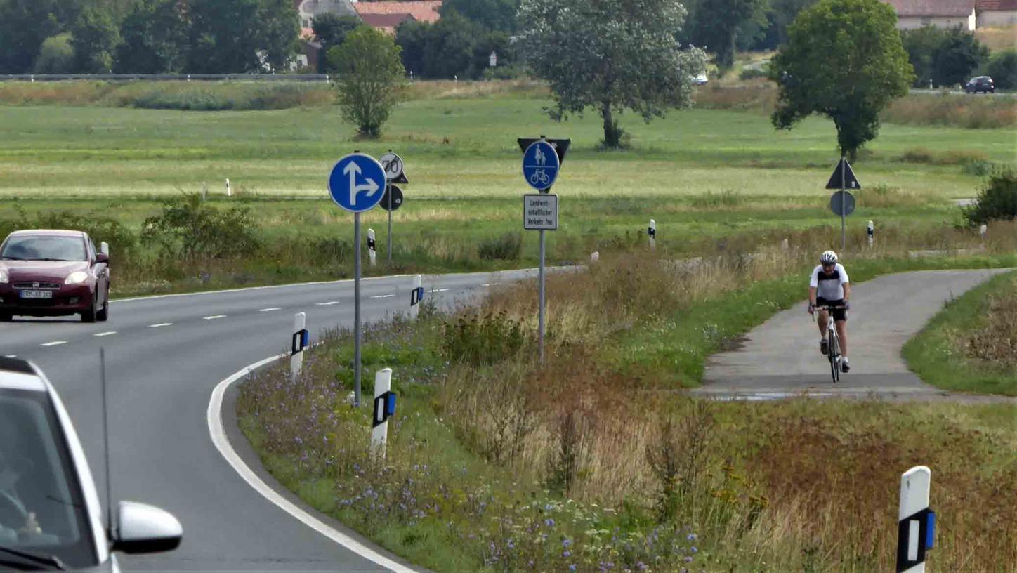 Mit einem Tempolimit und Hinweisen auf Radfahrer hat der Landkreis auf einen weiteren tödlichen Unfall an der Radwegquerung der B470 bei Pahres reagiert. Mehr als eine Übergangslösung kann das für MdL Gabi Schmidt nicht sein. Sie fordert seit 2018 eine Mit einem Tempolimit und Hinweisen auf Radfahrer hat der Landkreis auf einen weiteren tödlichen Unfall an der Radwegquerung der B470 bei Pahres reagiert. Mehr als eine Übergangslösung kann das für MdL Gabi Schmidt nicht sein. Sie fordert seit 2018 eine