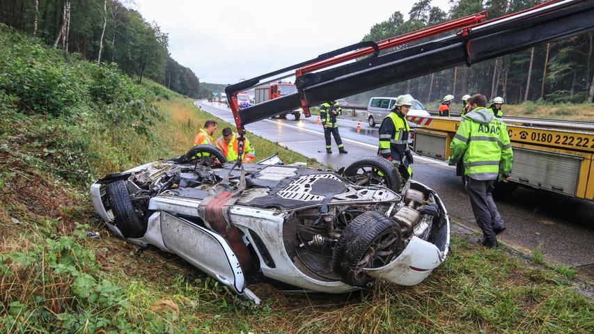Unfall auf der A3: Porsche landet auf dem Dach 