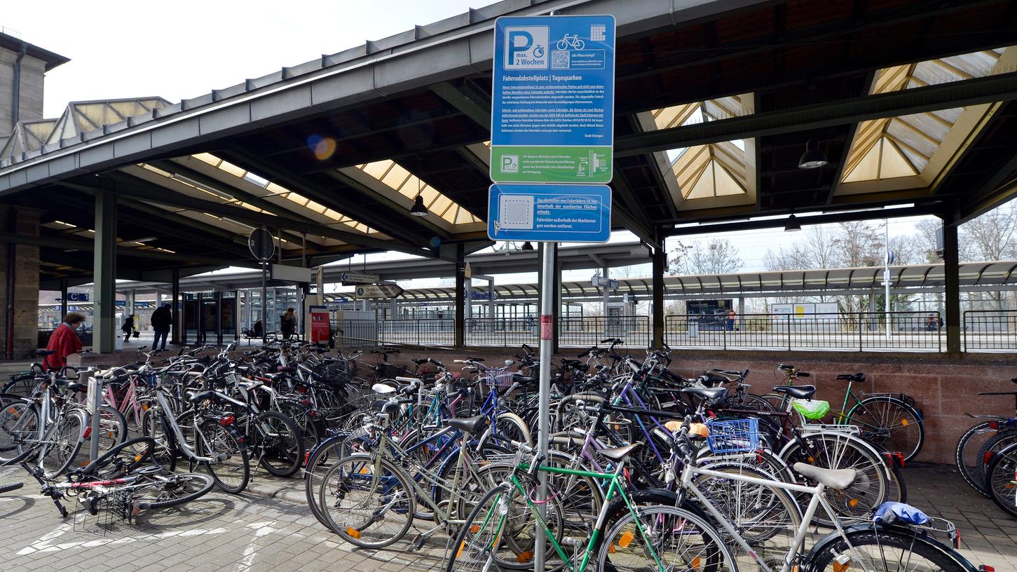 Schilder weisen am Erlanger Bahnhof darauf hin, dass die Stellplätze nicht für die Dauerparker und das Abstellen von Schrotträdern da sind. Fakt ist: Die Rad-Parkplätze reichen nicht aus.