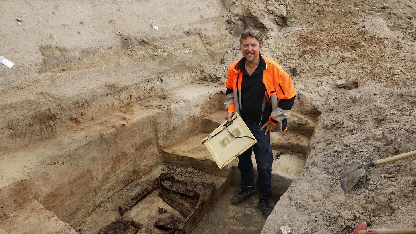 Seltener Fund: Grabungsleiter Leif Steguweit steht neben den Überresten eines Holzbrunnens aus der Urnenfelderzeit.