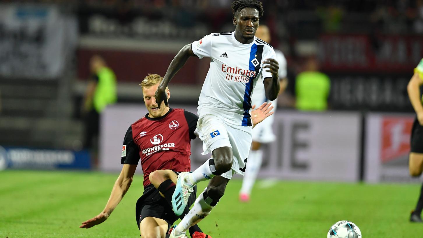 Der Hamburger Spieler Bakery Jatta sorgt zur Zeit für Aufsehen: Recherchen der Sport Bild zufolge soll der ehemalige Flüchtling bei seiner Einreise nach Deutschland einen falschen Namen und ein falsches Geburtsdatum angegeben haben. Der Hamburger Spieler Bakery Jatta sorgt zur Zeit für Aufsehen: Recherchen der Sport Bild zufolge soll der ehemalige Flüchtling bei seiner Einreise nach Deutschland einen falschen Namen und ein falsches Geburtsdatum angegeben haben.