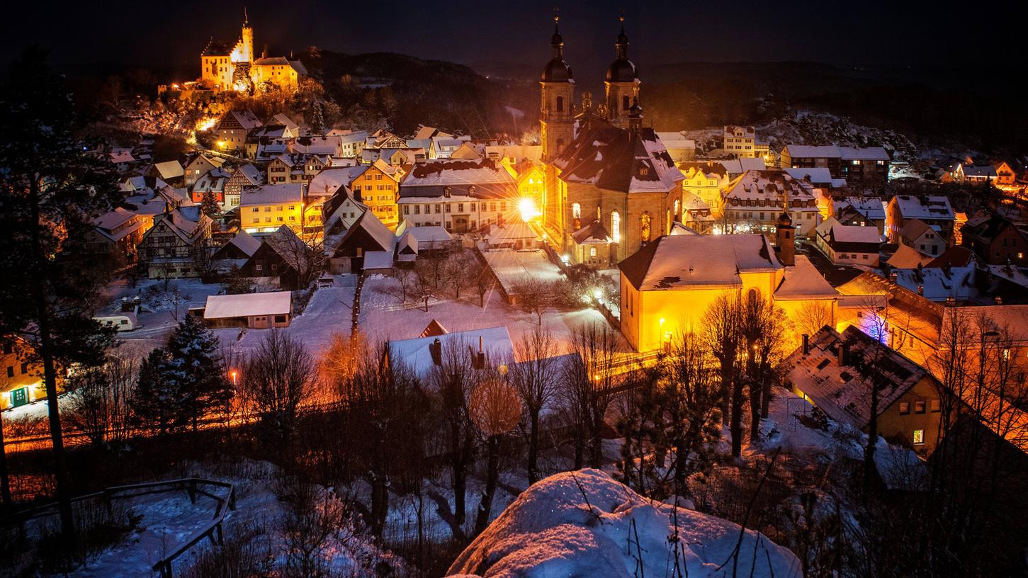 Im Winter zeigt sich Gößweinstein besonders zauberhaft. Doch der beliebte Weihnachtsmarkt kann in diesem Jahr nicht stattfinden.