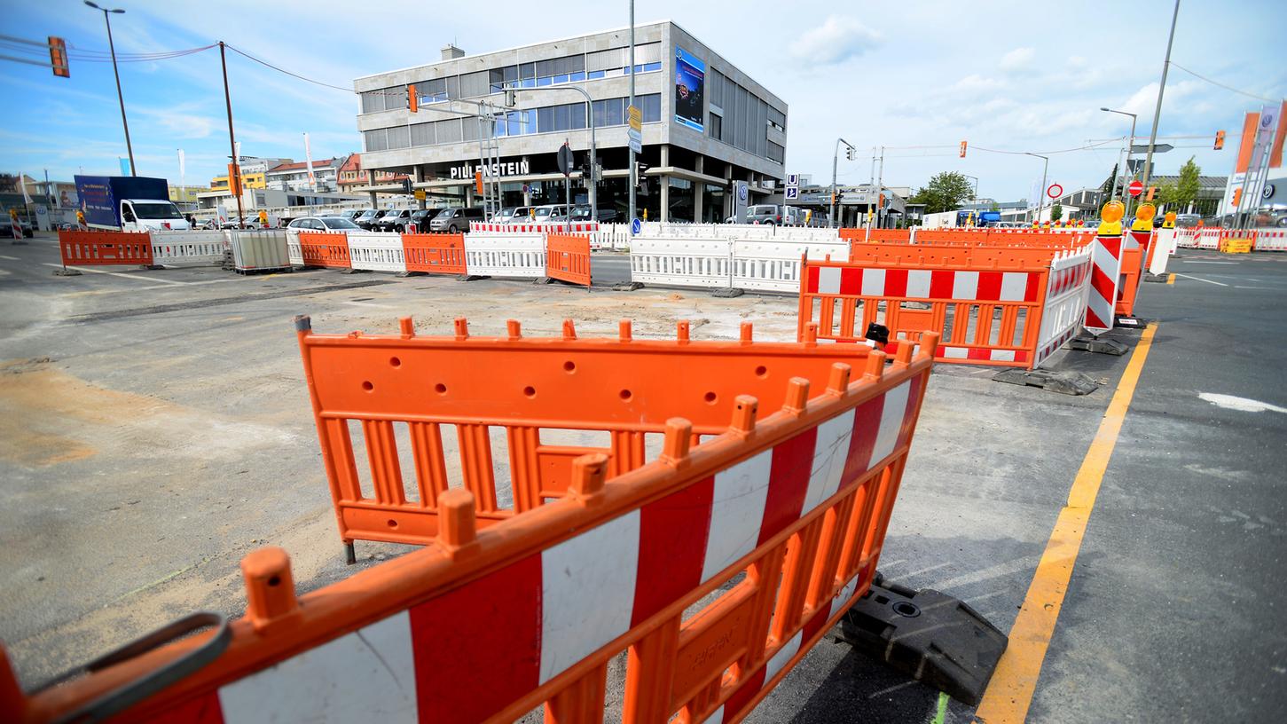 Die Kreuzung an der Stadtgrenze ist seit Monaten eine Baustelle - jetzt ist sie für den Verkehr komplett gesperrt. Die Kreuzung an der Stadtgrenze ist seit Monaten eine Baustelle - jetzt ist sie für den Verkehr komplett gesperrt.
