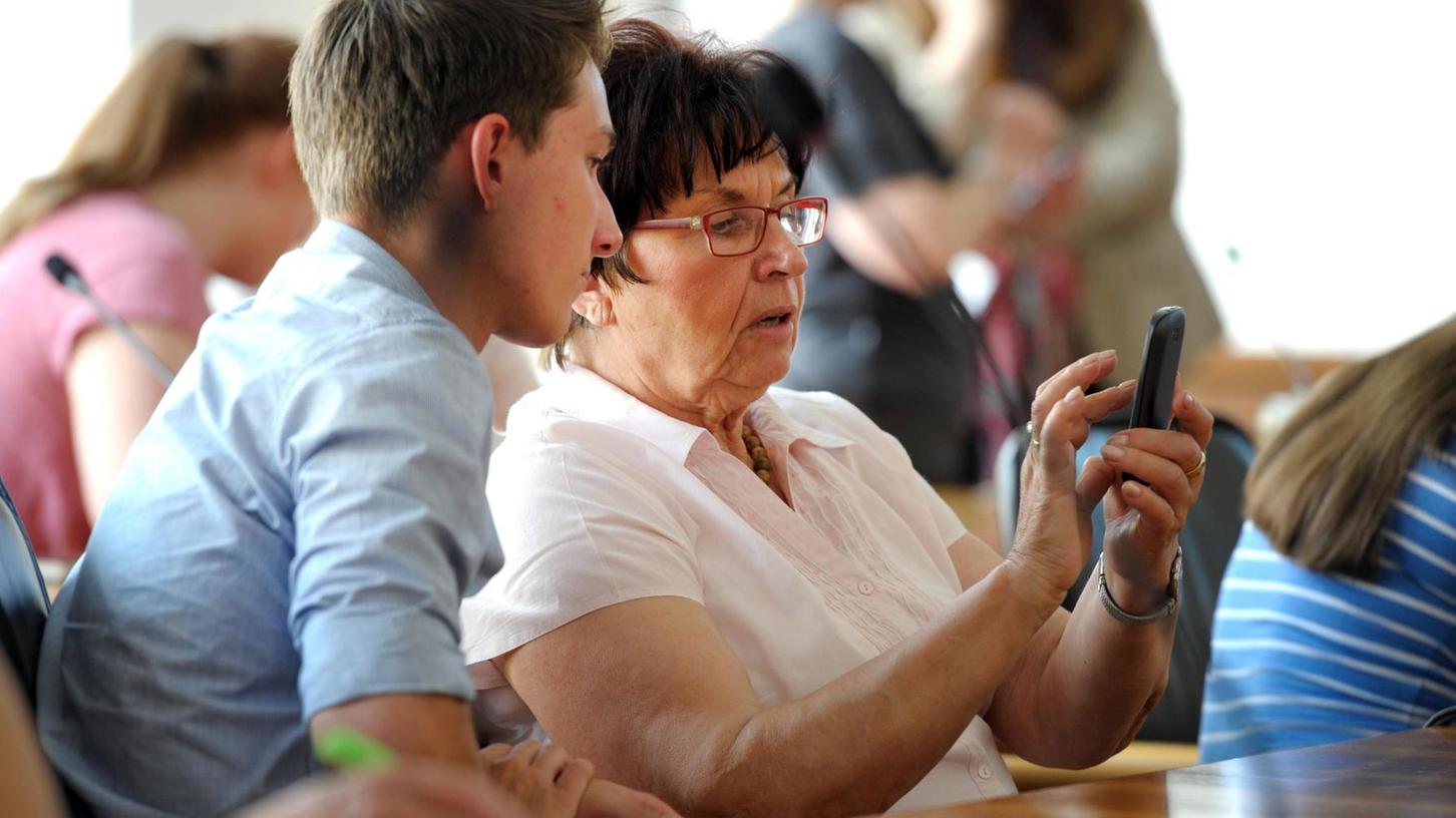 Handy-Abc: Oberasbacher Jugendliche helfen Senioren