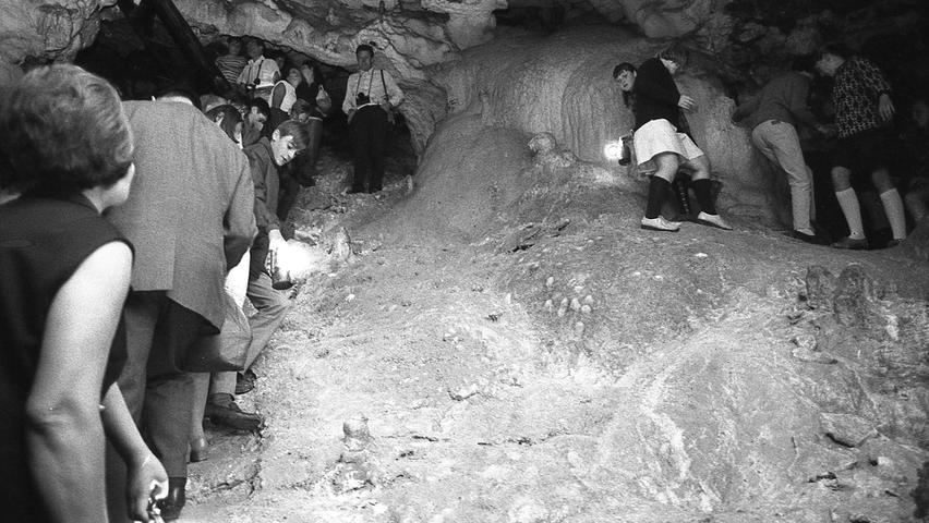 Der richtige Aufenthaltsort für junge "Entdecker": die Maximiliansgrotte in der Hersbrucker Schweiz. Ausgerüstet mit Karbidlampen wurden Buben und Mädchen durch die Höhle geführt.  Hier geht es zum Artikel vom 17. August 1969: Abwechslung für die Kinder