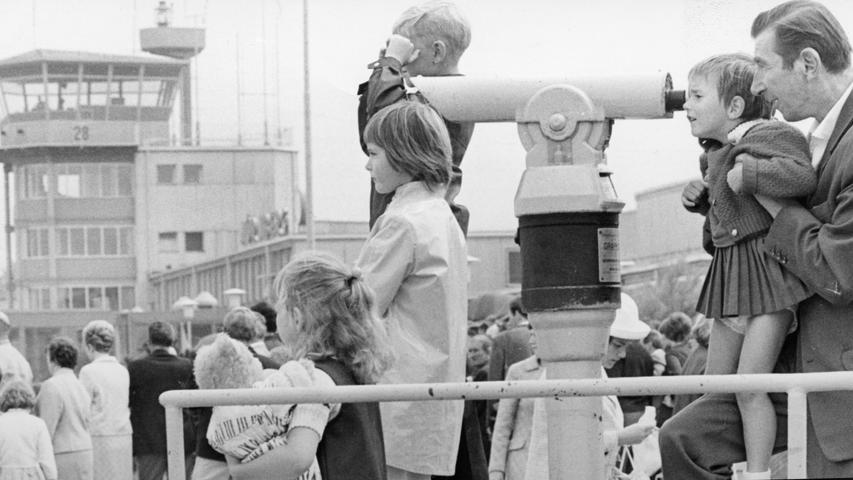 Zehntausende strömten zum Flughafen, um sich von der großen Welt des internationalen Flugverkehrs verzaubern zu lassen.  Hier geht es zum Artikel vom 18. August 1969: Münchner Fluggäste bleiben aus