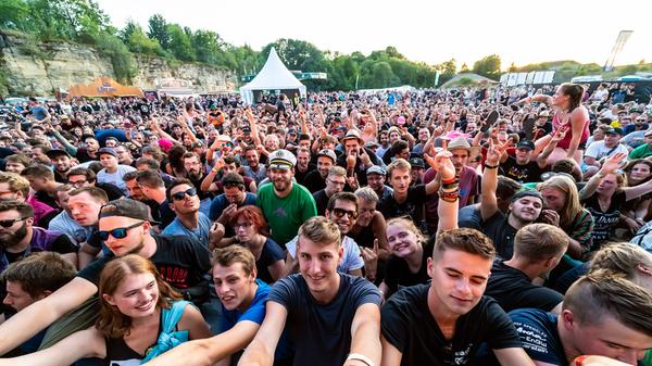 Wegen des Coronavirus und der damit einhergehenden Planungsunsicherheit haben die Veranstalter das 25. Taubertal-Festival, das eigentlich für diesen August geplant war, abgesagt. Das Jubiläums-Festival soll nun vom 11. bis 14. August 2022 stattfinden. Wie der Veranstalter weiter mitteilt, behalten alle Tickets ihre Gültigkeit.