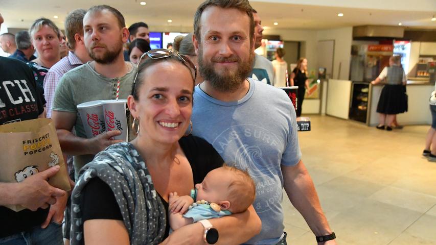Der jüngste Fan war sicherliche Georg Michael Rötter, gerade mal zehn Wochen alt, der mit seinen Eltern Simone und Jörg in der langen Schlange zum Selfie-Stand wartete.
