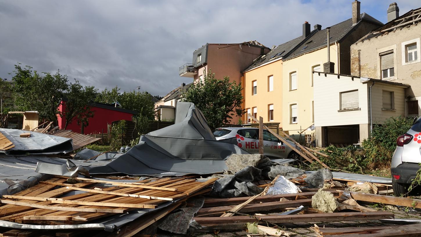 Nach einem schweren Unwetter mit einem Tornado liegen Trümmer auf einem Platz. Im Südwesten von Luxemburg richtete ein Tornado schweren Schaden an, mehrere Menschen wurden dabei nach Angaben der luxemburgischen Regierung verletzt - einige davon schwer.