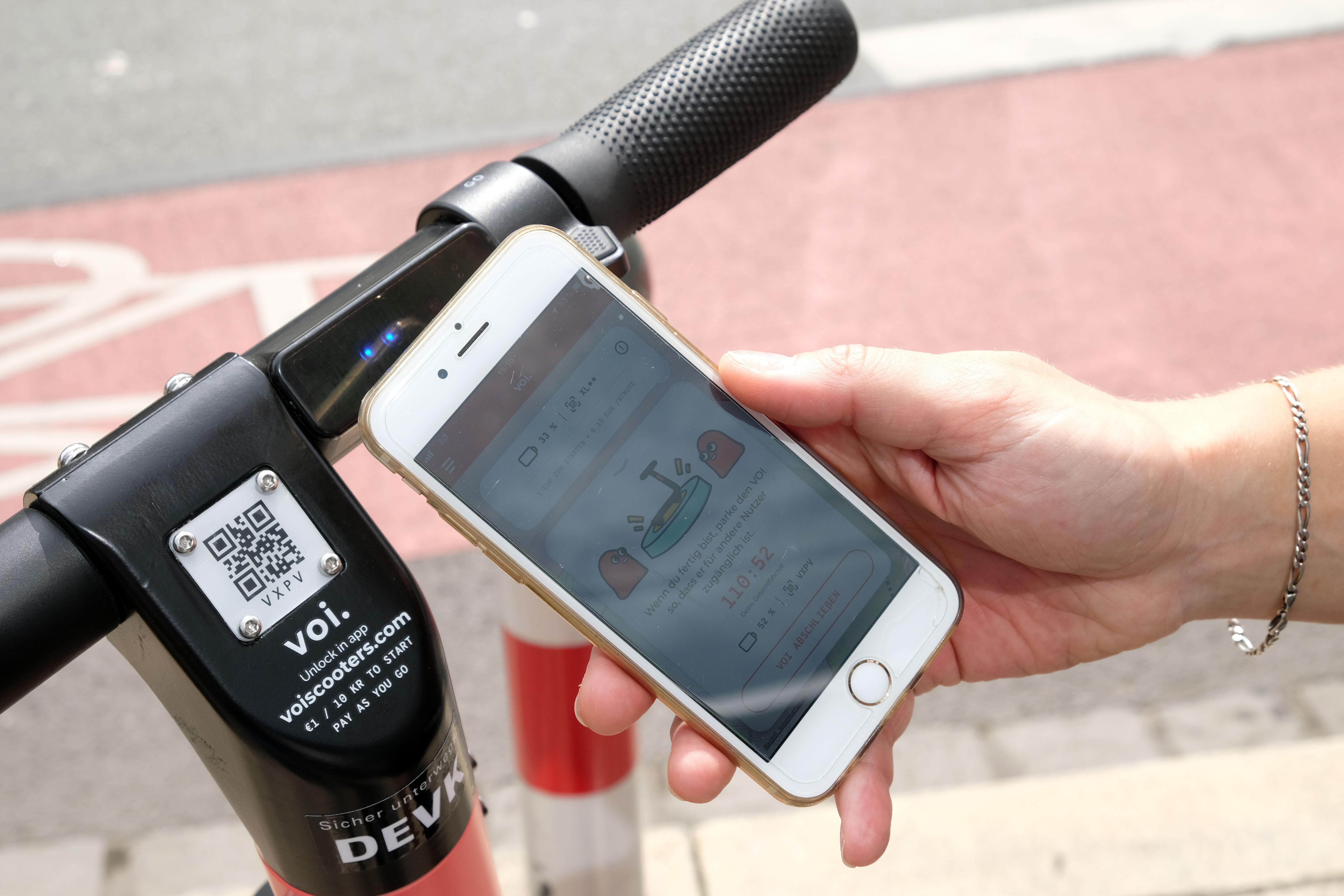 Fürs Ausleihen braucht man die App und Kreditkarte oder Paypal-Konto. Die Gebühr kostet einen Euro, pro Minute werden 15 Cent fällig.