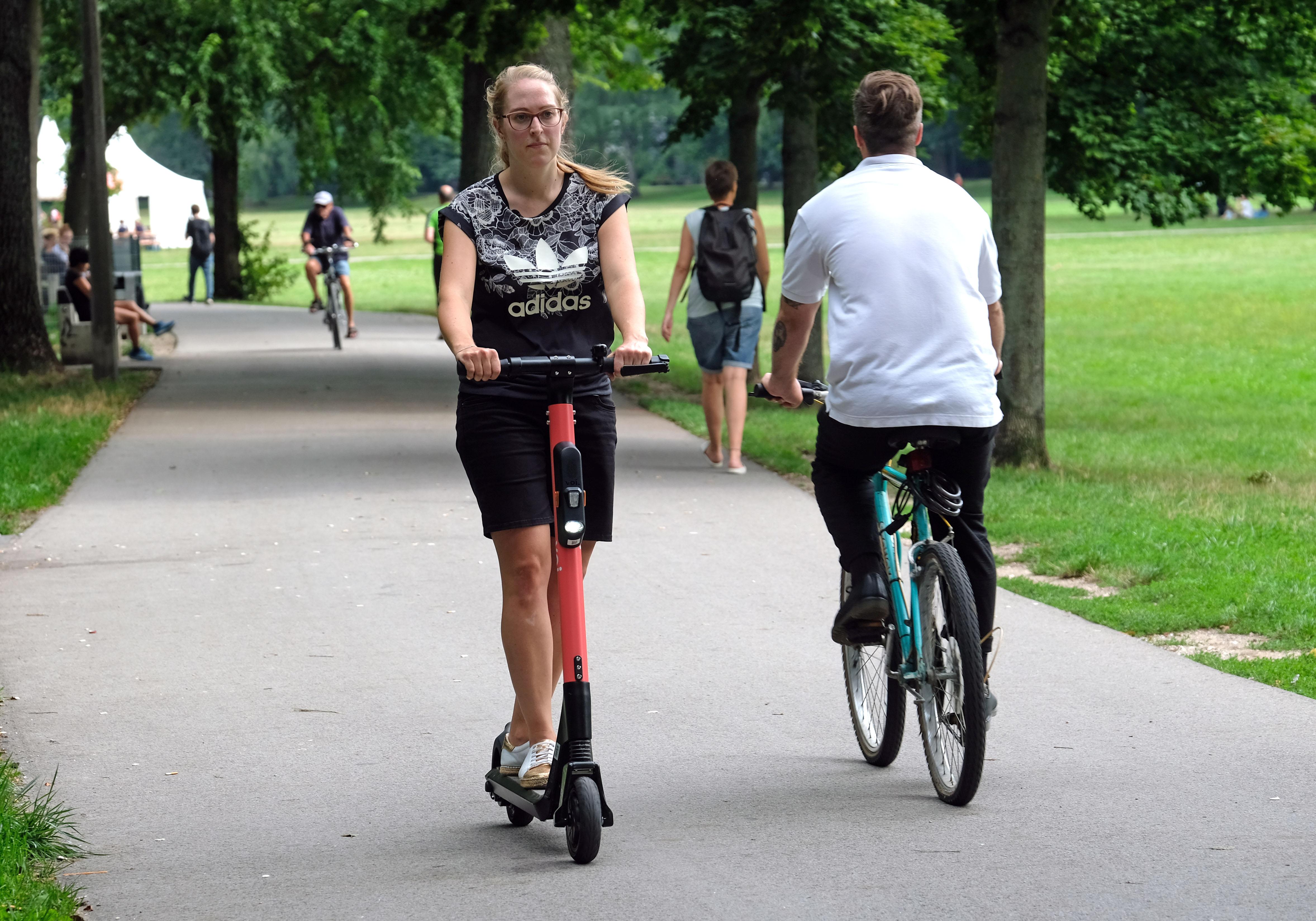 Eine Helmpflicht besteht übrigens nicht, deshalb hat sich die NZ-Redakteurin ohne Schutz auf den Scooter gewagt. Der ADAC empfiehlt aber, einen Helm zu tragen.