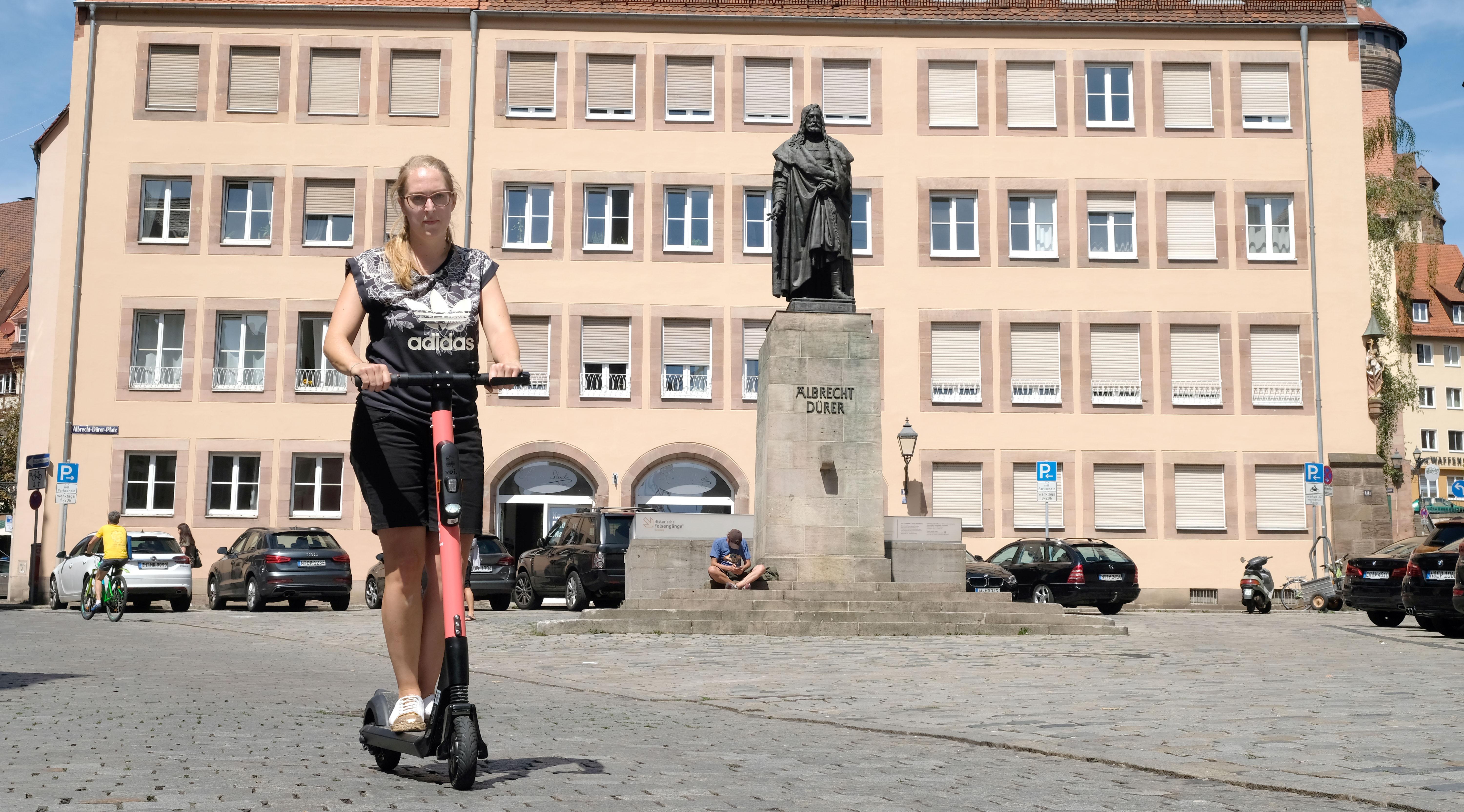 Mit dem E-Scooter auf Kopfsteinpflaster fahren ist kein großer Spaß, denn man wird ziemlich durchgeschüttelt.