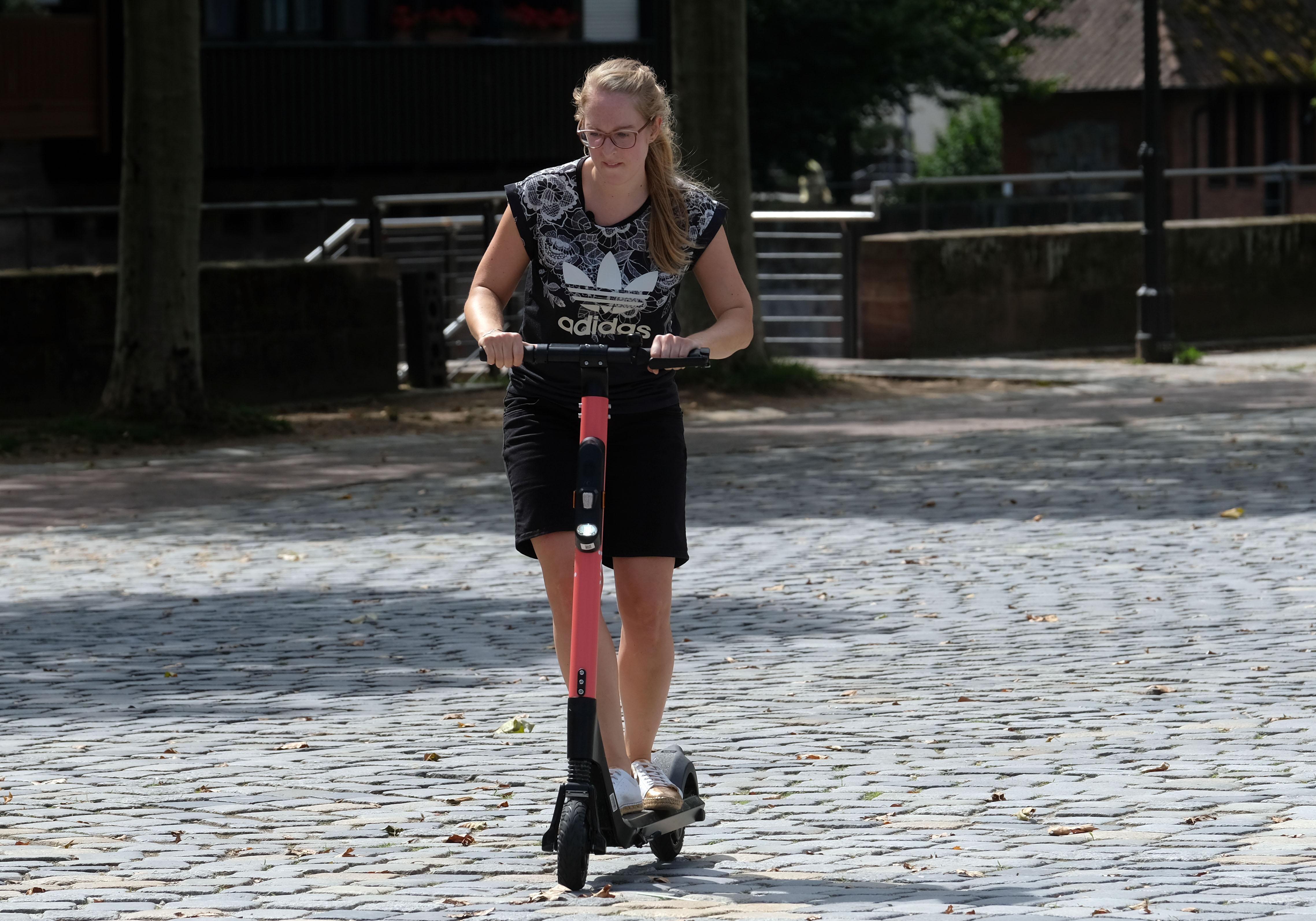 Mit dem E-Scooter auf Kopfsteinpflaster fahren ist kein großer Spaß, denn man wird ziemlich durchgeschüttelt.