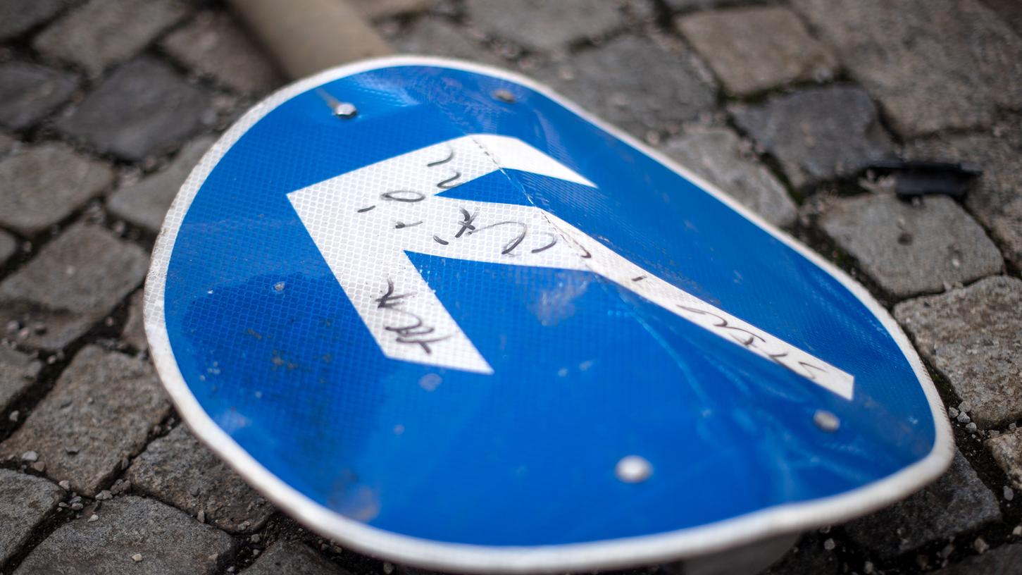 Schäden an Verkehrsschildern kosten Bayerns Städte viel Zeit und Geld. Auch die Gefahr von Unfällen steigt.