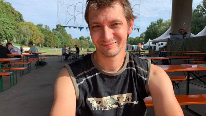 Sebastian Dedek (34), wohnt seit 1996 in Nürnberg und dieses Jahr zum ersten Mal auf dem Brückenfestival. "Gerade, weil es kostenlos ist, bin ich gekommen", sagt Sebastian. Er genießt das reiche Angebot an Musik und findet das Festival spannend.