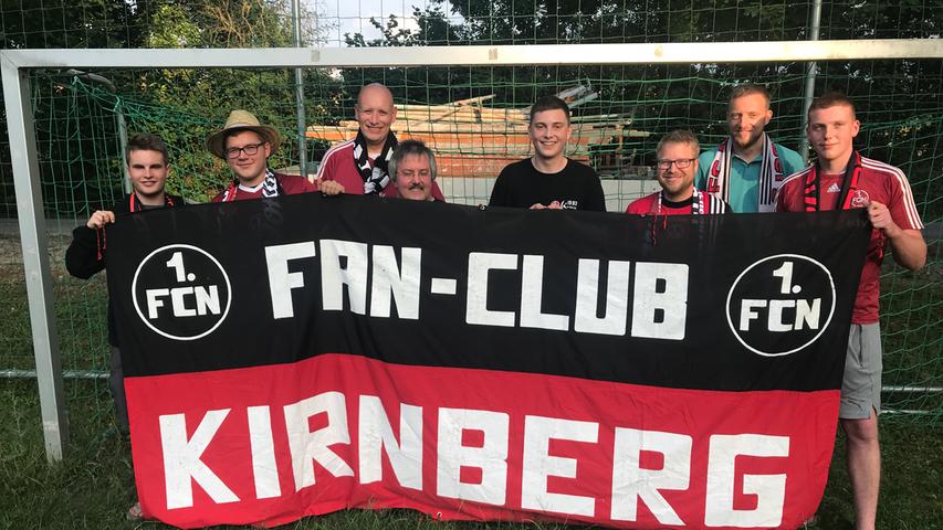 Das sind die Jungs von "Kirnberg 93", dem Kirnberger Fanklub des 1.FC Nürnberg, der am Abend zuvor mit 0:4 gegen den HSV verloren hatte. Wir verbrachten trotzdem einen wunderbaren Bier- und Fußball-Abend im schönen Dorfwirtshaus "Zur Linde". Es ist übrigens ein sehr musikalischer Fan-Klub. Vorstand Tim Schnaubelt ist auch Obmann des Posaunenchors, der in diesem Jahr 50 Jahre alt wird. Herzlichen Glückwunsch!