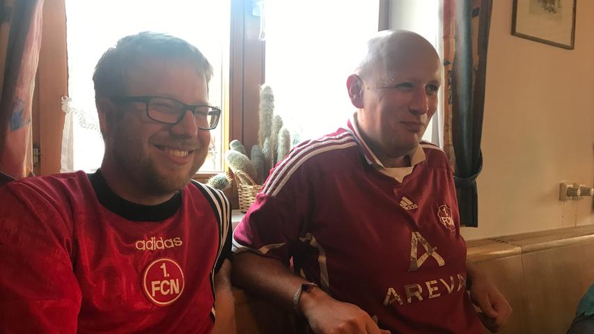 Schöner Dialog beim Fußballabend mit den Freunden von "Kirnberg 93": Michael (links): „Wenn ich gewusst hätte, dass ich gefilmt werde, hätte ich mich rasiert.“ Thomas (rechts): „Ich hab`drangedacht“ (zeigt auf seine elegante Frisur).