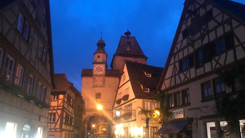 Hier sagt ein Bild tatsächlich einmal mehr als viele Worte. Das bezaubernde Rothenburg bei Nacht.