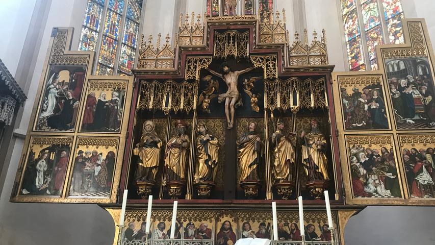 In der Sankt-Jakobs-Kirche von Rothenburg: Das ist der Hl. Blutaltar von Tilman Riemenschneider, entstanden 1501 bis 1504 - so bezaubernd schön, dass man stundenlang davor sitzen möchte.