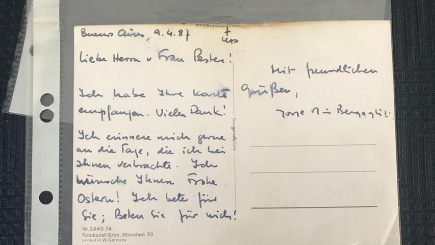 Eine Postkarte, die Jorge Mario Bergoglio an Frida und Erwin Pester zu Ostern 1987 schrieb. Ein halbes Jahr nach seiner Studienzeit in Rothenburg, wo der heutige Papst Franziskus die deutsche Sprache lernte. Es gab für einige Zeit einen schriftlichen Austausch, erzählt Walter Pester. Diese Karte hat er nach langem Suchen gefunden.