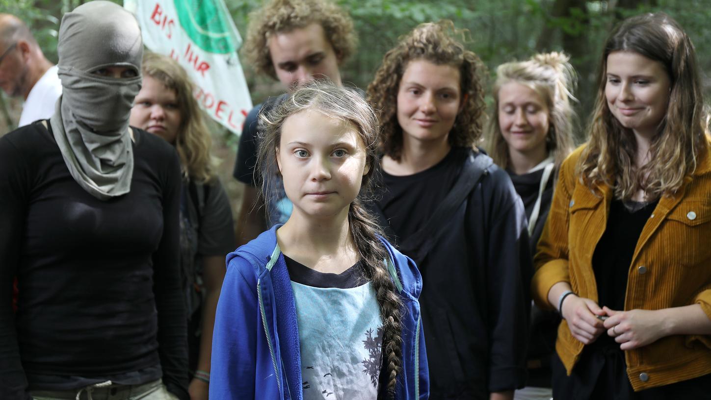 Greta Thunberg hat sich mit Aktivisten im Hambacher Forst getroffen. Mit dabei war Luisa Neubauer (rechts), die deutsche Organisatorin der Klimastreiks "Fridays for Future".