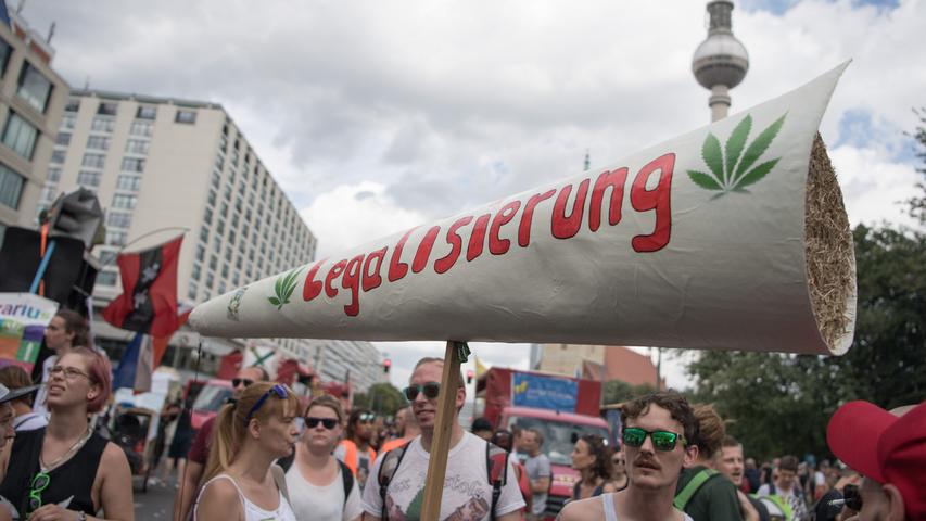 Mehrere Tausend Menschen haben in Berlin mit einer Hanfparade für eine Legalisierung von Cannabis demonstriert - unter anderem mit diesem überdimensionalen Joint. Nach Angaben der Veranstalter gingen rund 4000 Befürworter einer liberalen Drogenpolitik auf die Straße. Auf Plakaten waren Sprüche wie „Alcohol kills, Cannabis heals“ oder „Der Schwarzmarkt kennt keinen Jugendschutz“ zu lesen.