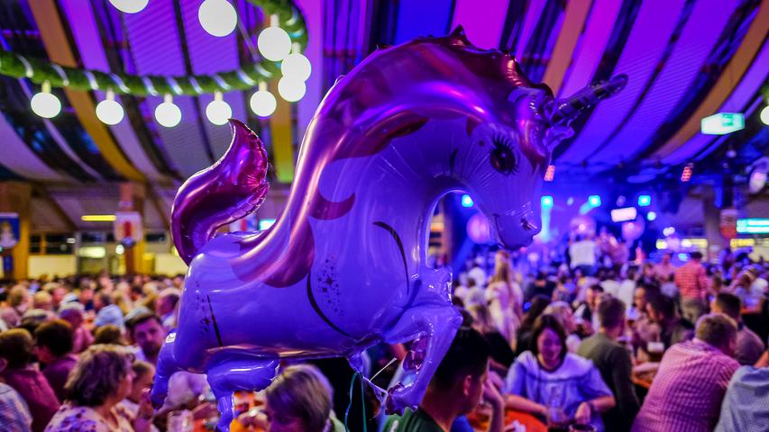 Jura-Volksfest 2019: Am Samstag stand das Partyvolk auf den Bänken