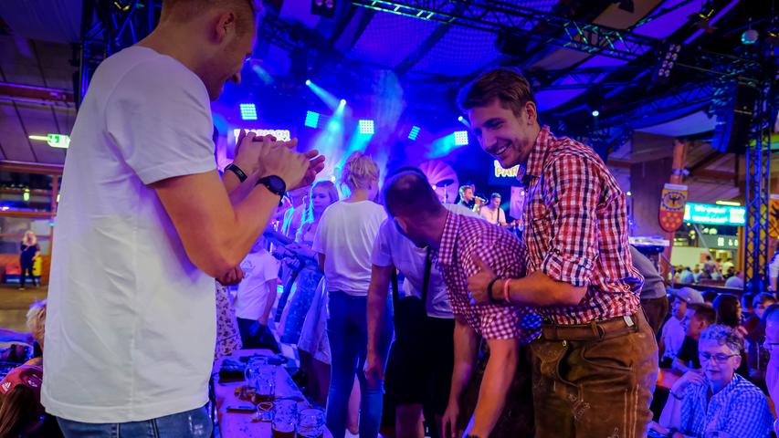Jura-Volksfest 2019: Am Samstag stand das Partyvolk auf den Bänken