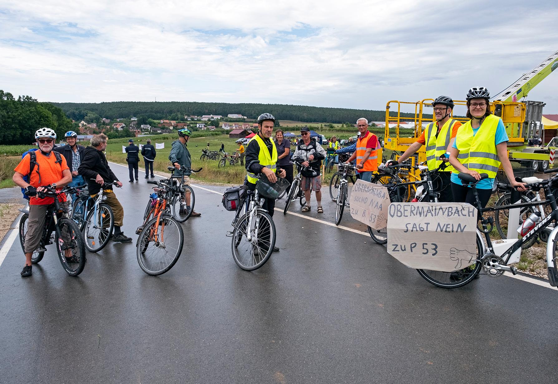Nach der Kundgebung bei Gustenfelden schwang sich ein Teil der Besucher auch noch aufs Fahrrad, um einen Teil des geplanten Trassenverlaufs abzufahren.