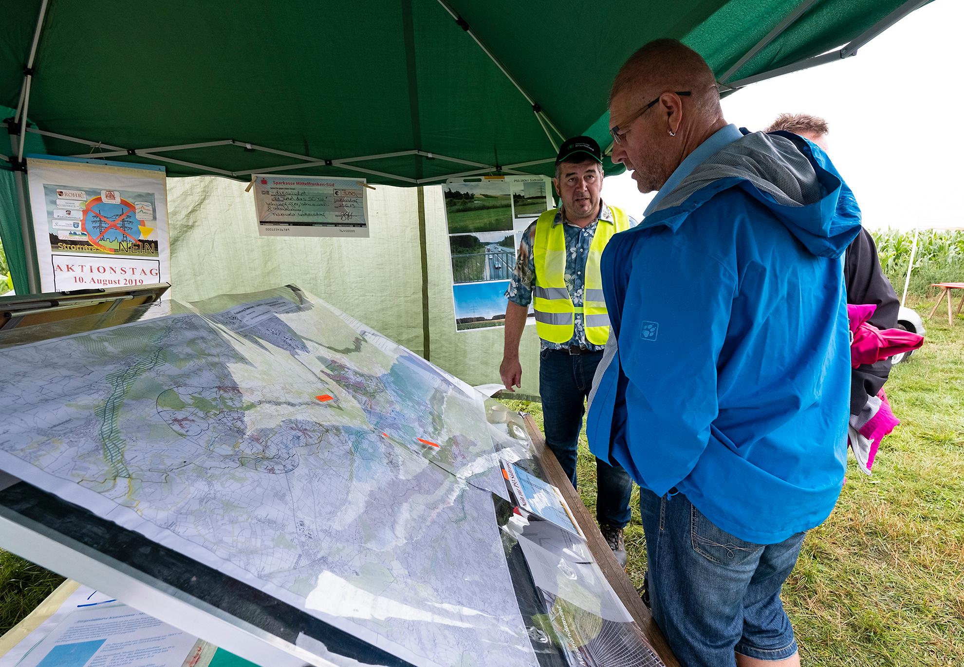 160 Kilometer lang soll die Juraleitung werden und auf ihrem Weg ins niederbayerische Altheim unter anderem durch die Landkreise Fürth, Roth, Nürnberger Land und Neumarkt verlaufen. Die Besucher konnten sich auf Karten über den möglichen Trassenverlauf informieren.