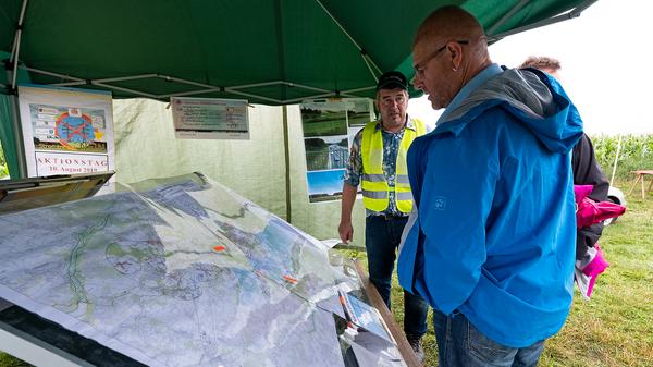 160 Kilometer lang soll die Juraleitung werden und auf ihrem Weg ins niederbayerische Altheim unter anderem durch die Landkreise Fürth, Roth, Nürnberger Land und Neumarkt verlaufen. Die Besucher konnten sich auf Karten über den möglichen Trassenverlauf informieren.