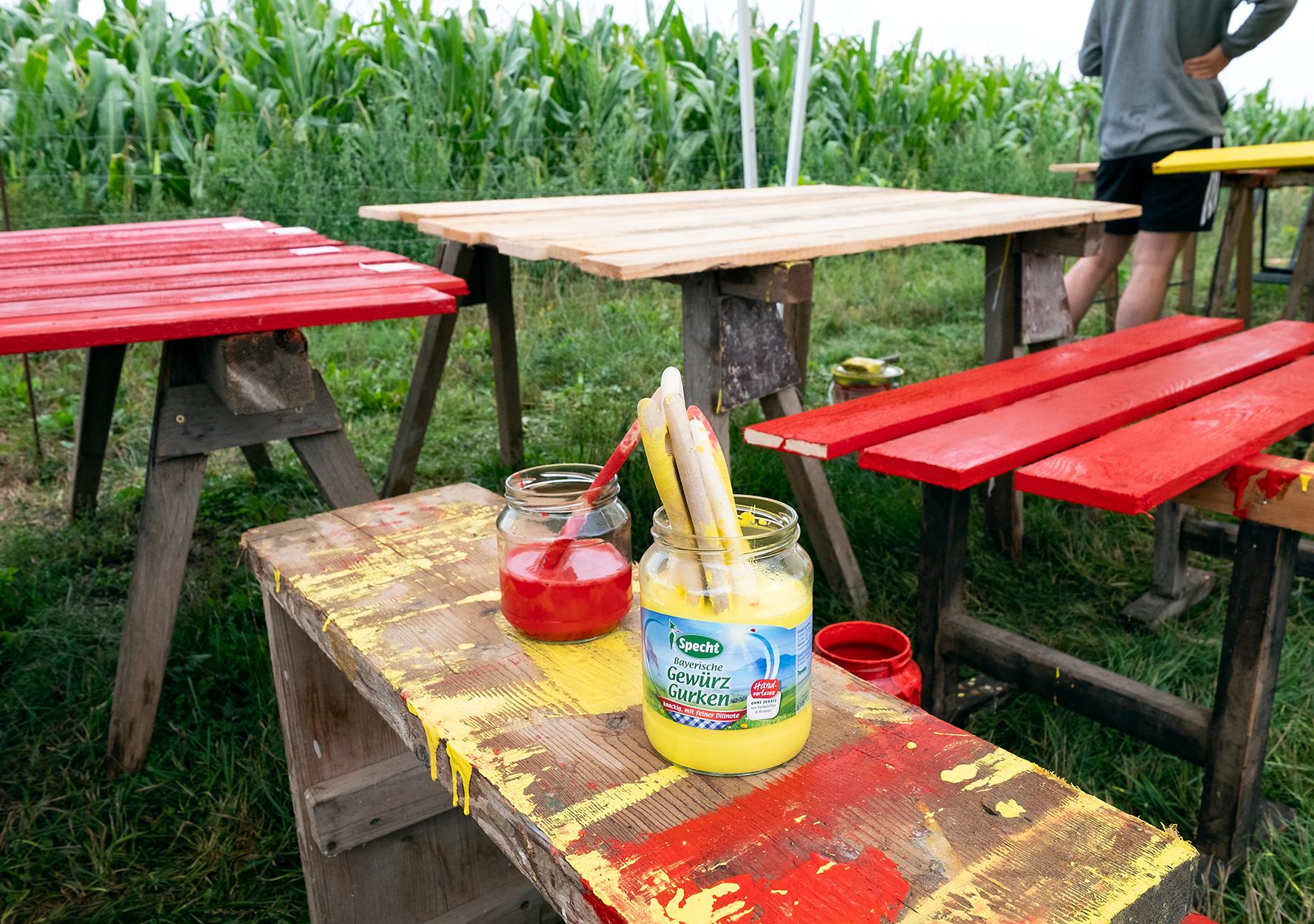 Rot und Gelb sind nun die Farben des Protestes gegen die Juraleitung. An mehreren Ständen bastelten und lackierten Erwachsene und Kinder in den entsprechenden Farben gestaltete Holzkreuze, die nun überall in der Gegend vor Häusern und Gärten den Protest visualisieren sollen.