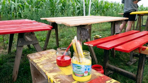 Rot und Gelb sind nun die Farben des Protestes gegen die Juraleitung. An mehreren Ständen bastelten und lackierten Erwachsene und Kinder in den entsprechenden Farben gestaltete Holzkreuze, die nun überall in der Gegend vor Häusern und Gärten den Protest visualisieren sollen.