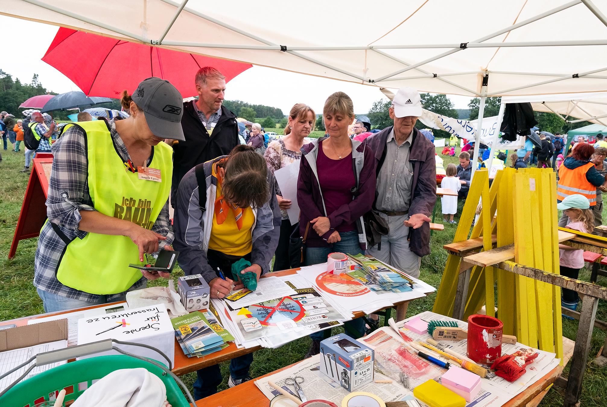 Rot und Gelb sind nun die Farben des Protestes gegen die Juraleitung. An mehreren Ständen bastelten und lackierten Erwachsene und Kinder in den entsprechenden Farben gestaltete Holzkreuze, die nun überall in der Gegend vor Häusern und Gärten den Protest visualisieren sollen.