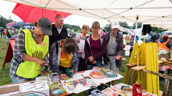 Rot und Gelb sind nun die Farben des Protestes gegen die Juraleitung. An mehreren Ständen bastelten und lackierten Erwachsene und Kinder in den entsprechenden Farben gestaltete Holzkreuze, die nun überall in der Gegend vor Häusern und Gärten den Protest visualisieren sollen.