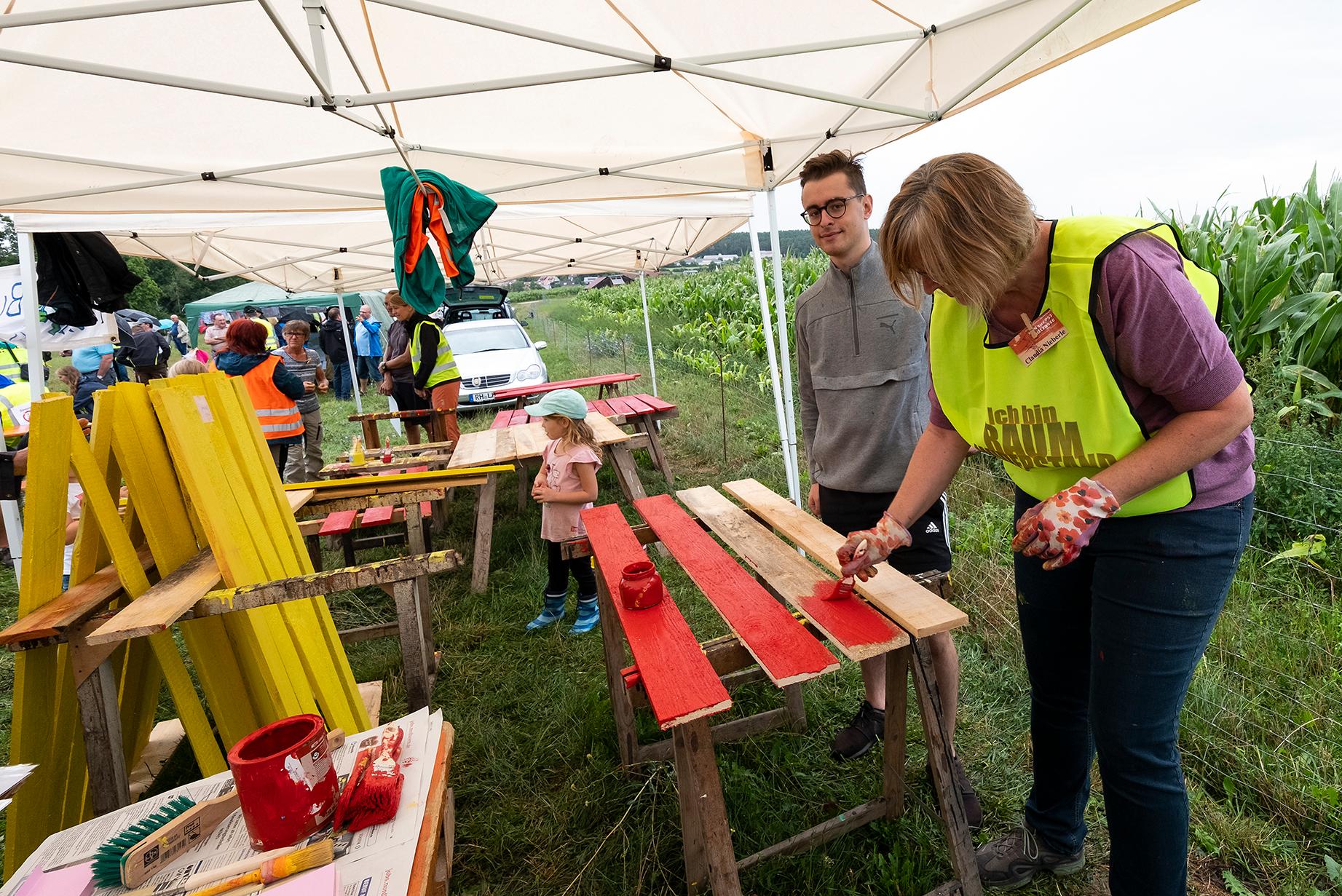 Rot und Gelb sind nun die Farben des Protestes gegen die Juraleitung. An mehreren Ständen bastelten und lackierten Erwachsene und Kinder in den entsprechenden Farben gestaltete Holzkreuze, die nun überall in der Gegend vor Häusern und Gärten den Protest visualisieren sollen.