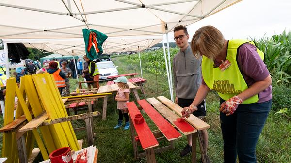 Rot und Gelb sind nun die Farben des Protestes gegen die Juraleitung. An mehreren Ständen bastelten und lackierten Erwachsene und Kinder in den entsprechenden Farben gestaltete Holzkreuze, die nun überall in der Gegend vor Häusern und Gärten den Protest visualisieren sollen.