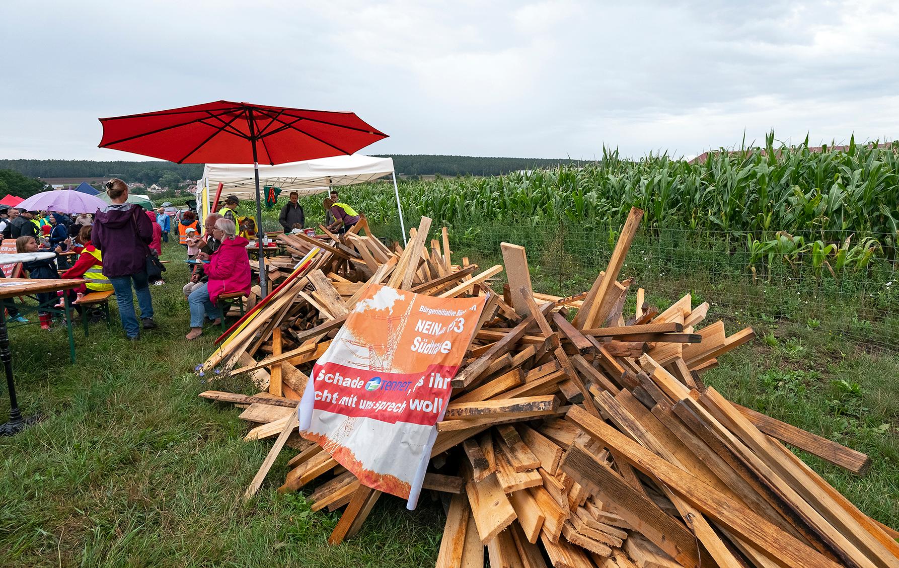 Rot und Gelb sind nun die Farben des Protestes gegen die Juraleitung. An mehreren Ständen bastelten und lackierten Erwachsene und Kinder in den entsprechenden Farben gestaltete Holzkreuze, die nun überall in der Gegend vor Häusern und Gärten den Protest visualisieren sollen.