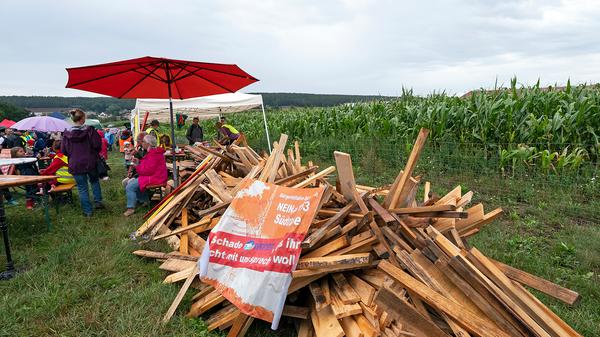 Rot und Gelb sind nun die Farben des Protestes gegen die Juraleitung. An mehreren Ständen bastelten und lackierten Erwachsene und Kinder in den entsprechenden Farben gestaltete Holzkreuze, die nun überall in der Gegend vor Häusern und Gärten den Protest visualisieren sollen.