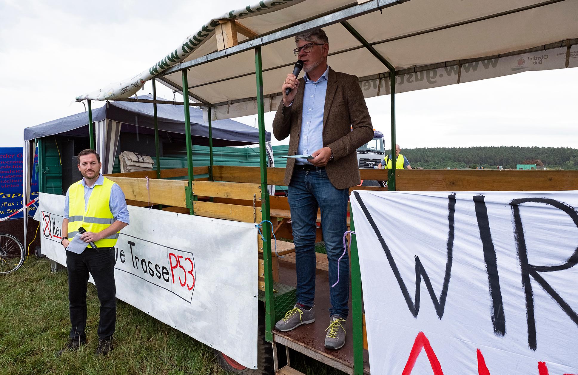 Einer der Redner bei der Kundgebung war Rainer Kleedörfer (rechts) von der N-ergie, der aus seinen Zweifel an der Notwendigkeit der Juraleitung keinen Hehl machte. Seiner Ansicht nach nutzt die 160 Kilometer lange Höchstspannungsleitung, die durch Mittelfranken, die Oberpfalz und Niederbayern führt, vor allem dem europäischen Stromhandel und nicht der Versorgungssicherheit in Bayern. Neben ihm steht Christian Strobl, der Sprecher der Bürgerinitiative "Rettet das Schwabachtal", die den Aktionstag organisiert hatte.