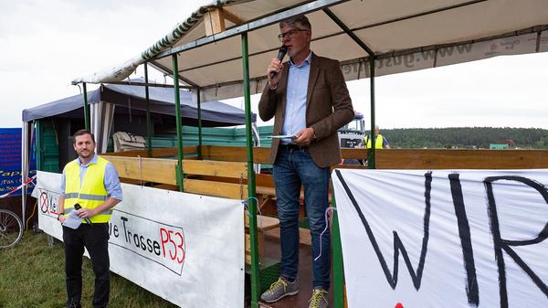 Einer der Redner bei der Kundgebung war Rainer Kleedörfer (rechts) von der N-ergie, der aus seinen Zweifel an der Notwendigkeit der Juraleitung keinen Hehl machte. Seiner Ansicht nach nutzt die 160 Kilometer lange Höchstspannungsleitung, die durch Mittelfranken, die Oberpfalz und Niederbayern führt, vor allem dem europäischen Stromhandel und nicht der Versorgungssicherheit in Bayern. Neben ihm steht Christian Strobl, der Sprecher der Bürgerinitiative "Rettet das Schwabachtal", die den Aktionstag organisiert hatte.
