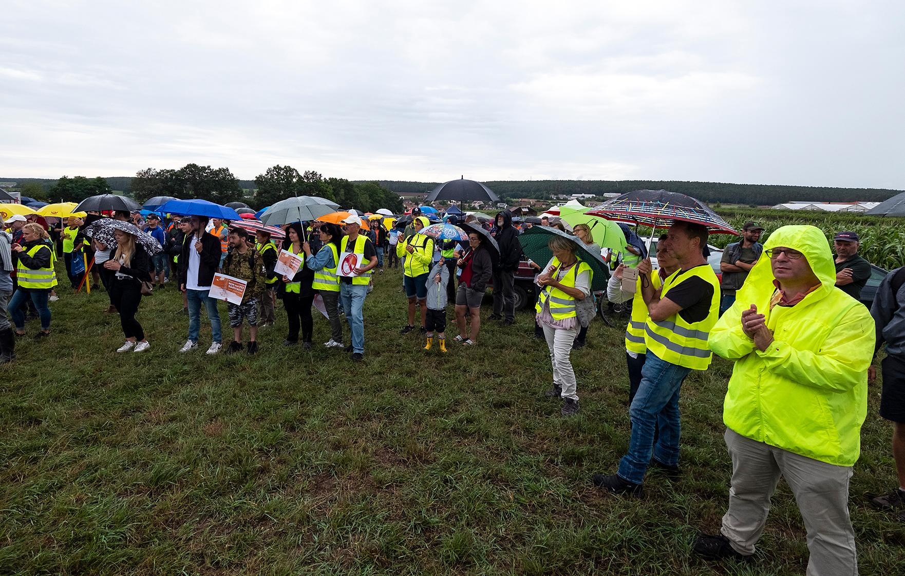 Regenschirme waren ein dringend nötiges Accessoire während der dreistündigen Kundgebung neben der Verbindungsstraße zwischen Gustenfelden und Oberreichenbach. Immer wieder öffnet der Himmel seine Schleusen, doch die Besucher harrten tapfer aus.
