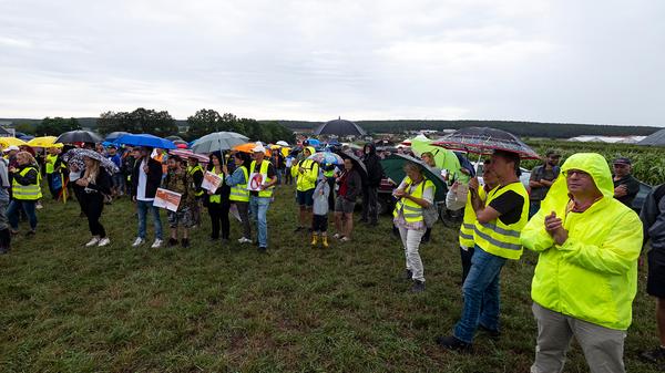 Regenschirme waren ein dringend nötiges Accessoire während der dreistündigen Kundgebung neben der Verbindungsstraße zwischen Gustenfelden und Oberreichenbach. Immer wieder öffnet der Himmel seine Schleusen, doch die Besucher harrten tapfer aus.