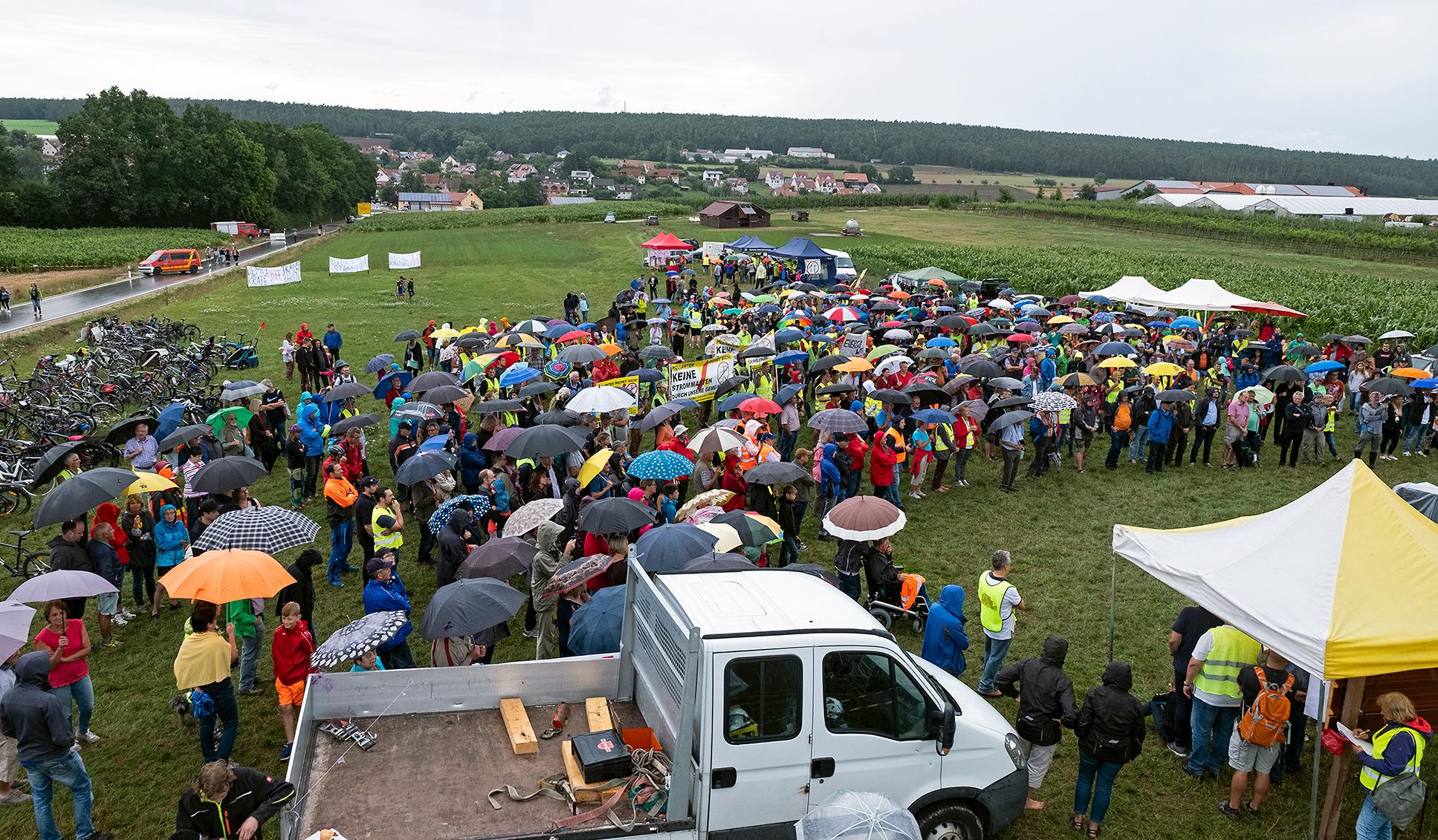 Zwischen Mais- und Getreidefeldern hatten die Organisatoren ein kleines Protestcamp aufgebaut. Unterstützt wurden sie dabei unter anderem von einigen heimischen Firmen, die zum Beispiel ihre Kräne zur Verfügung gestellt hatten.