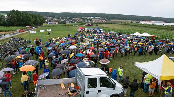 Zwischen Mais- und Getreidefeldern hatten die Organisatoren ein kleines Protestcamp aufgebaut. Unterstützt wurden sie dabei unter anderem von einigen heimischen Firmen, die zum Beispiel ihre Kräne zur Verfügung gestellt hatten.