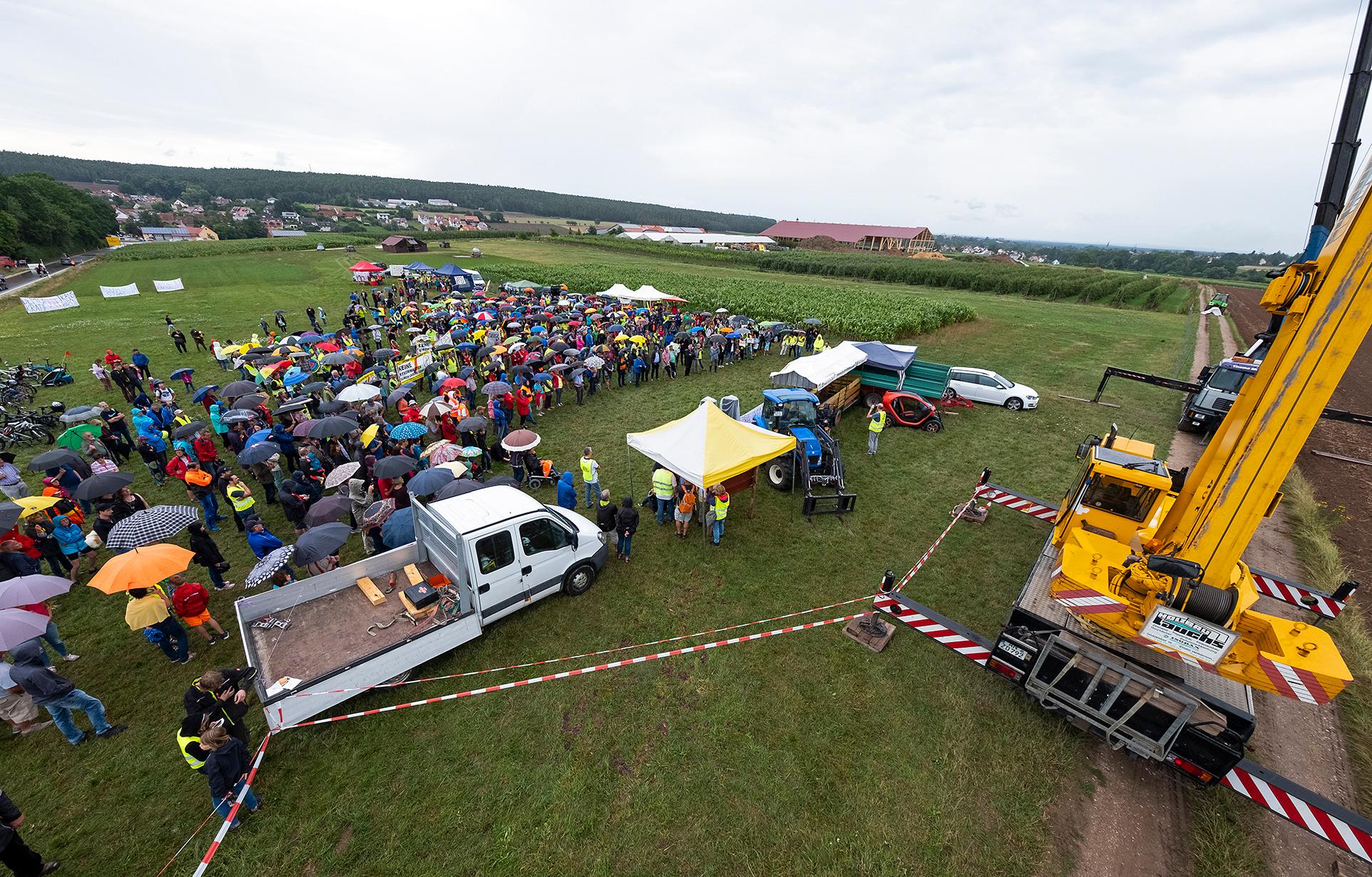 Zwischen Mais- und Getreidefeldern hatten die Organisatoren ein kleines Protestcamp aufgebaut. Unterstützt wurden sie dabei unter anderem von einigen heimischen Firmen, die zum Beispiel ihre Kräne zur Verfügung gestellt hatten.