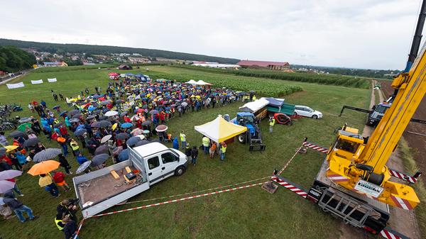 Zwischen Mais- und Getreidefeldern hatten die Organisatoren ein kleines Protestcamp aufgebaut. Unterstützt wurden sie dabei unter anderem von einigen heimischen Firmen, die zum Beispiel ihre Kräne zur Verfügung gestellt hatten.