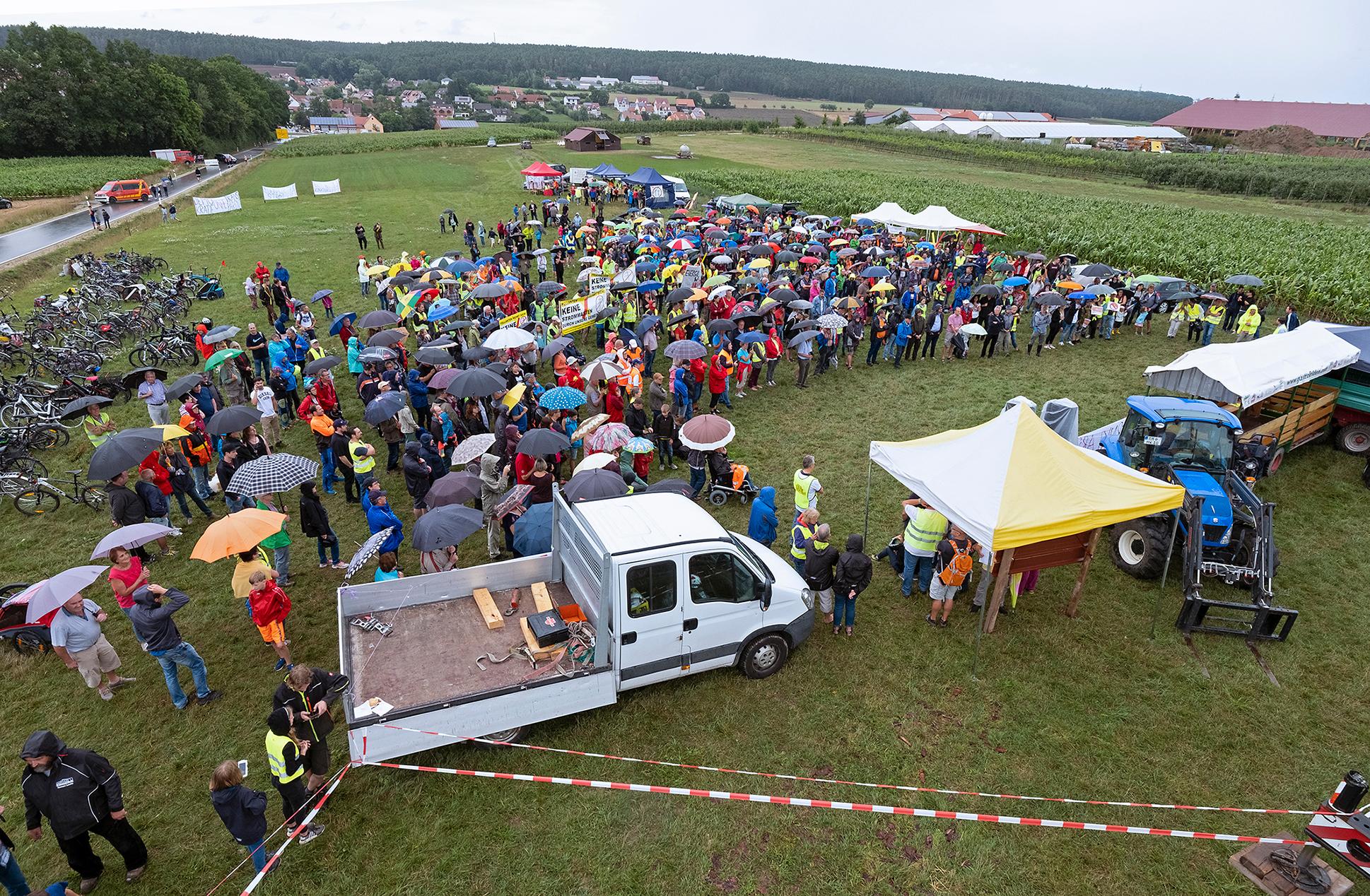Zwischen Mais- und Getreidefeldern hatten die Organisatoren ein kleines Protestcamp aufgebaut. Unterstützt wurden sie dabei unter anderem von einigen heimischen Firmen, die zum Beispiel ihre Kräne zur Verfügung gestellt hatten.