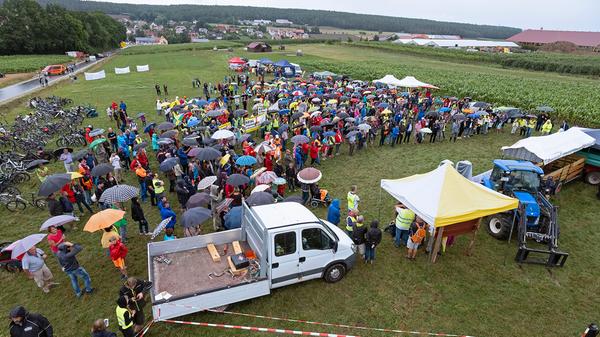 Zwischen Mais- und Getreidefeldern hatten die Organisatoren ein kleines Protestcamp aufgebaut. Unterstützt wurden sie dabei unter anderem von einigen heimischen Firmen, die zum Beispiel ihre Kräne zur Verfügung gestellt hatten.